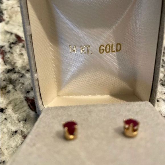 ❌❌SOLD❌❌14K Genuine Ruby Earrings Yellow Gold - Picture 2 of 12